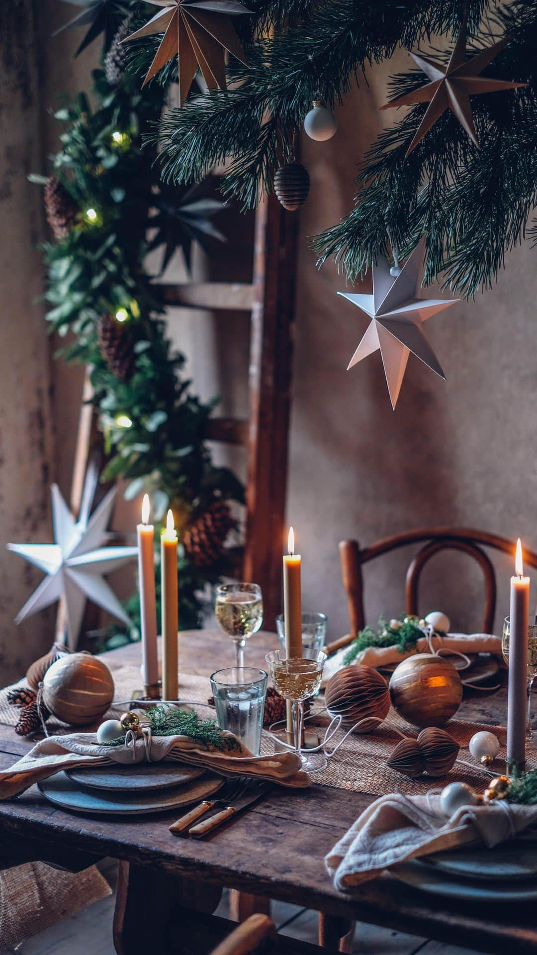 Our Food Storiesのインスタグラム：「Hope you have a cozy advent weekend🌟 #ourfoodstories ____ #gatheringslikethese #christmasdecor #christmasdecorations #christmasdecorating #tabledecor #tabledecoration #flowerinstallation #foodstylist #foodphotographer #germanfoodblogger #momentslikethese #foodvide」