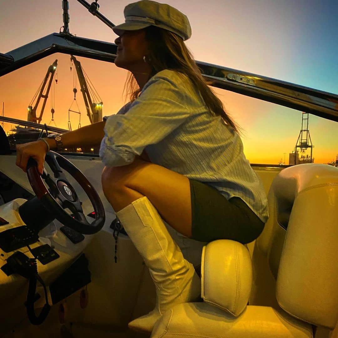 Claudia Leitteのインスタグラム：「Mulherão ama sol de todo jeito: quando nasce, esperança; quando se põe, vitória. Amo uma cantora poética, temática, solar e comandante. Respeite minha patente altíssima! 😂 ps. Me inspirei em “Batatinha quando nasce, esparrama-se pelo chão...” , mas é verdade! 😂」