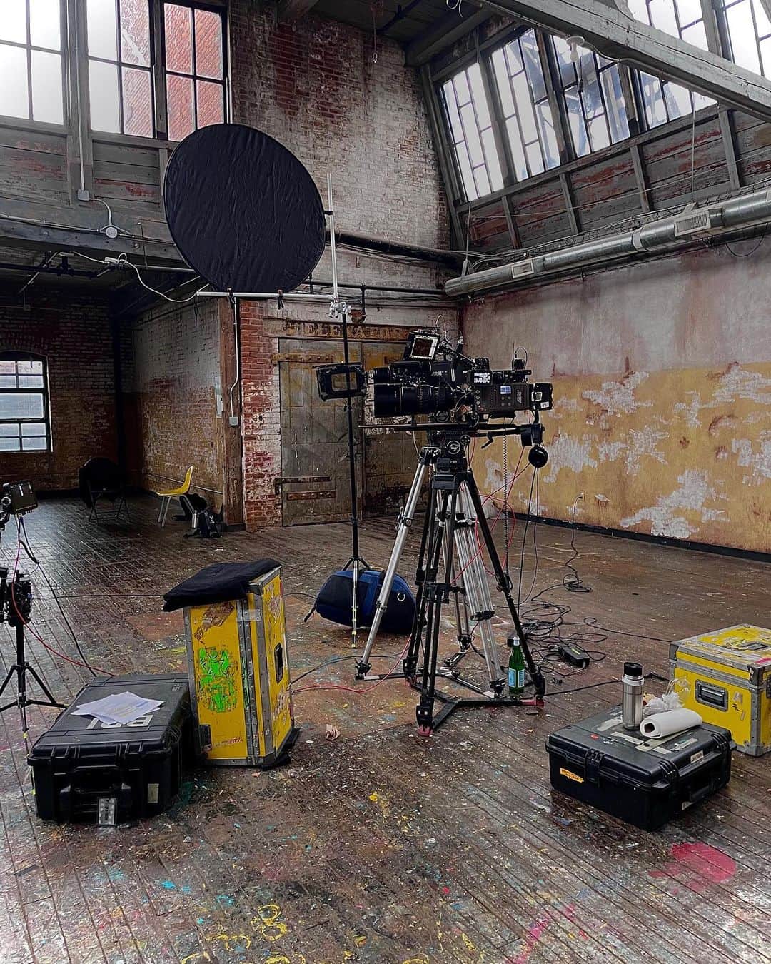 オリヴィア・パレルモのインスタグラム：「Socially distant sets only #setlife」