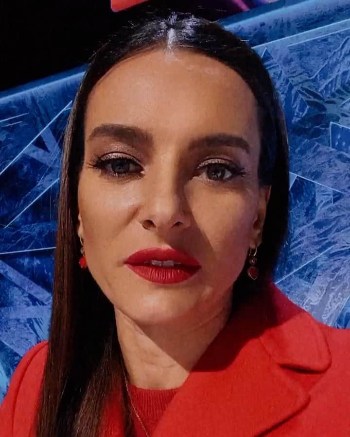 エレーナ・イシンバエワのインスタグラム：「Уже смотрите  @ice_1tv ?! На мой взгляд - это шикарный эфир. Все такие настоящие и чувственные! 😍 ⠀ Обсуждаем выпуск в комментариях ☝🏻 ⠀ #isinbaeva#исинбаева#ледниковыйпериод#шоу#show」