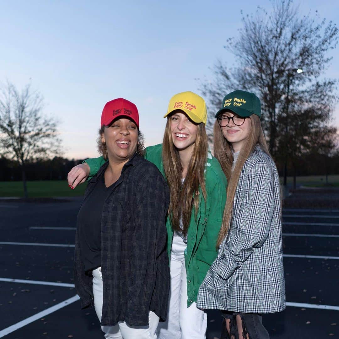 ブリット・ニコルのインスタグラム：「Love these girls and these new “Every Freckle Every Scar” Hats. We were made in the image of God, that MUST mean we are really beautiful!!! See yourself through his eyes today!   These hats come in Red, Yellow, Green, and Black at shopbrittnicole.com . Use the code HOPE all weekend for 10% off your entire purchase.   We believe in you!! ❤️💛💚 @shopbrittnicole #thewoacollection」