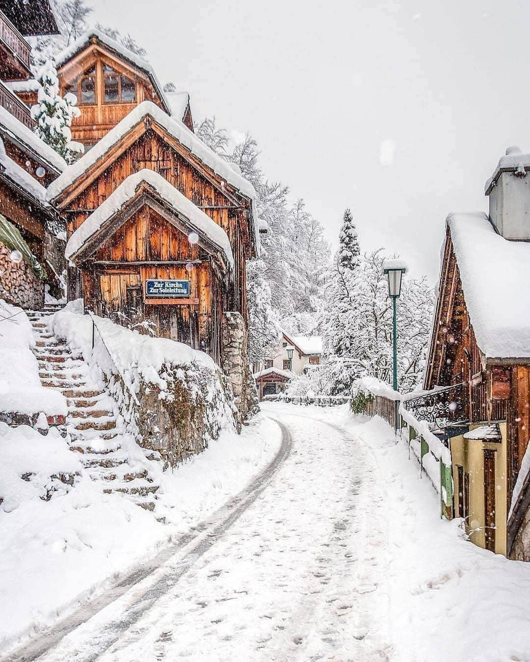 Architecture - Housesさんのインスタグラム写真 - (Architecture - HousesInstagram)「⁣⁣ #Winter architecture lovers, this is for you! ⁣⁣ > 4 lovely pictures of the city of Hallstatt where snow is the protagonist ❄️❄️. How amazing are these buildings all cover in #white? 🌨️ They're almost too good to be true 😜. Which one do you choose? 1, 2, 3 or 4? I read you! 👇⁣⁣ _____⁣⁣⁣⁣⁣⁣⁣⁣⁣ 📸  @lumadeline & @hebenj 📍 Hallstatt, Austria 🇦🇹⁣⁣ #archidesignhome⁣⁣⁣⁣⁣ _____⁣⁣⁣⁣⁣⁣⁣⁣⁣ #hallstatt #austria #architecture #archilovers #architect #beautifuldestinations #wonderful_places #winterarchitecture #winterlanscapes #winterlovers」11月29日 1時50分 - _archidesignhome_