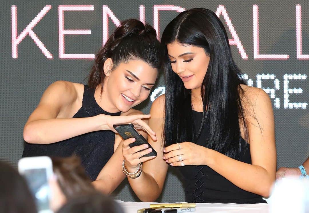 E! Onlineさんのインスタグラム写真 - (E! OnlineInstagram)「Hoopers or rappers? Sloppy drunk or funny drunk? Instagram model or supermodel? Kendall and Kylie making fun of themselves is the Tik Tok we never knew we needed and it's at the link in our bio. (📷: Instagram)」11月29日 2時01分 - enews