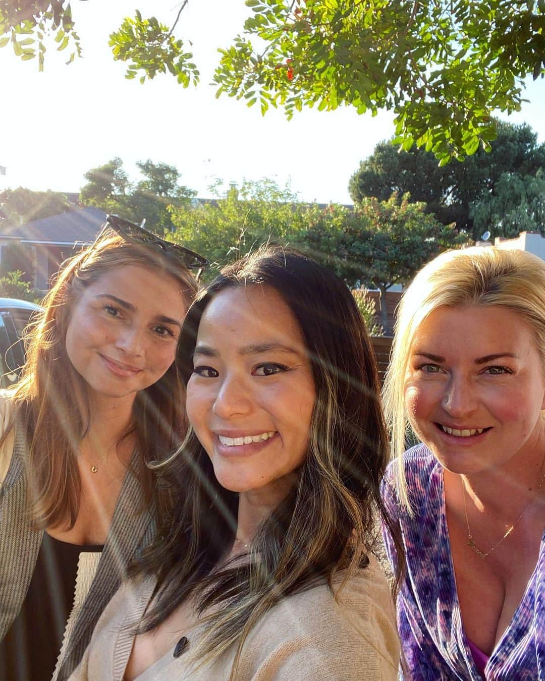 ジェイミー・チャンのインスタグラム：「GIRL BOSS GIVEAWAY! To say that 2020 was a tough year is an understatement. Natasha, Erica and I want to help spread holiday cheer and in honor of #SmallBusinessSaturday we pulled together funds and purchased goods from other female owned small businesses to fill 5 gift baskets!  Here is how to enter:  1. Make sure to follow @FavorandFern (Erica) and @NatashaTonic (Natasha)  2. and tag a bestie in the comments below!  Winners will be picked at random on Dec 3rd by 5pm PST. If you are picked we will ask for your swimsuit size and best mailing address through your DM! Good luck and Happy Holidays!   What’s in our @favorandfern basket?! 👇🏽👇🏽👇🏽👇🏽 @Natashatonic  @sachijewelry @dieuxskin  @parkerclayintl  @homebodycandleco @odeme  @honeybelleshop  @bell_mountain_naturals  @natandnoor @urbapothecary  @savageseeds  @upcirclebeauty @halihalidesign」