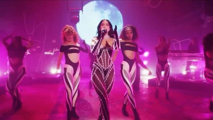 ミュグレーのインスタグラム：「@dualipa wears custom MUGLER by @cadwallader for her #Studio2054 closing performance.  Dua’s dancers are wearing bodysuits and leggings from the Spring Summer 2021 collection Part 01.  - - Special thanks to @lorenzoposocco  #mugler」