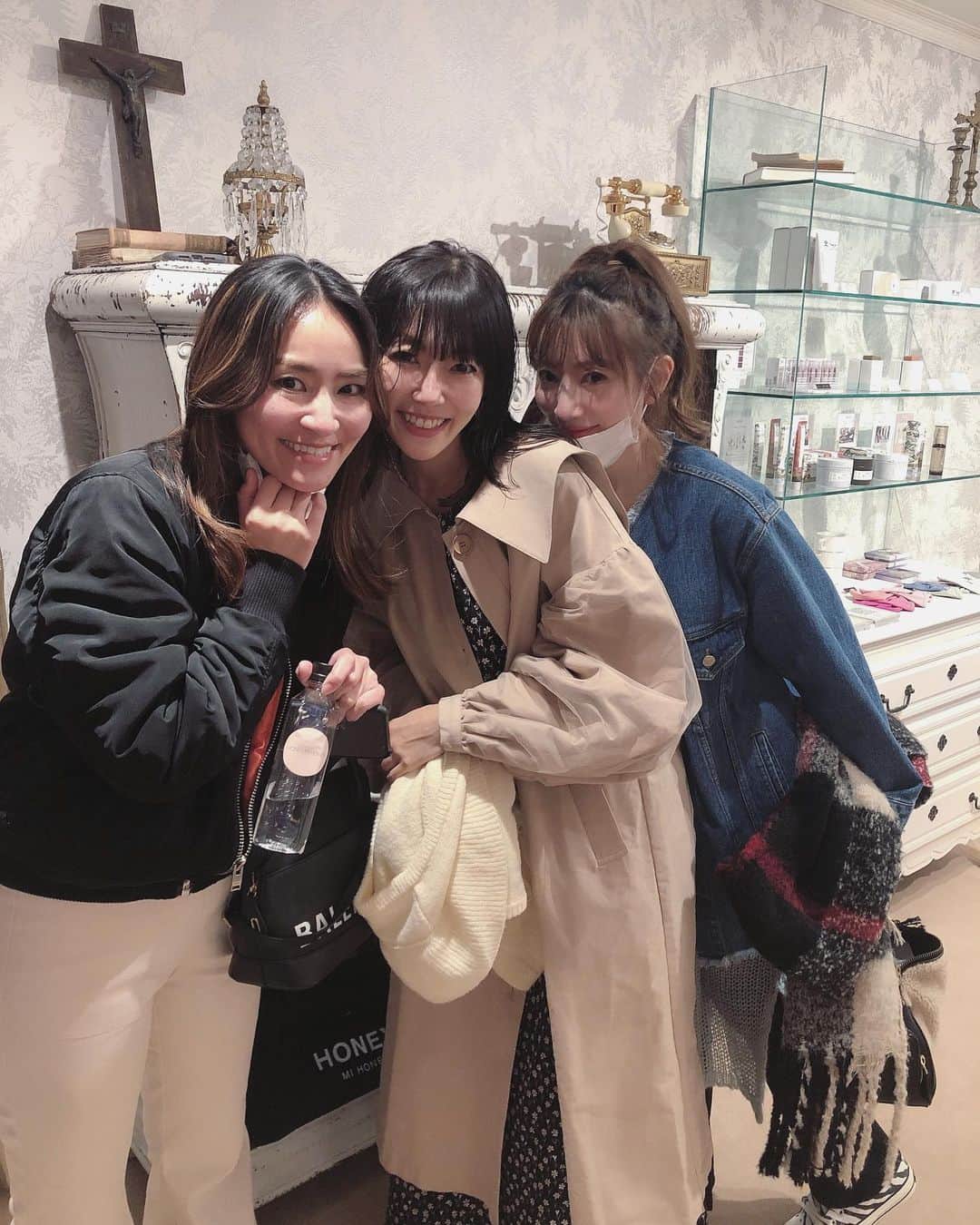 簑島三佳のインスタグラム：「大好きな2人♡ ずっと仲良くしてくれてありがとう♡  @ai1183 @soxxxni  @honeymihoney_official  #HONEYMIHONEY」