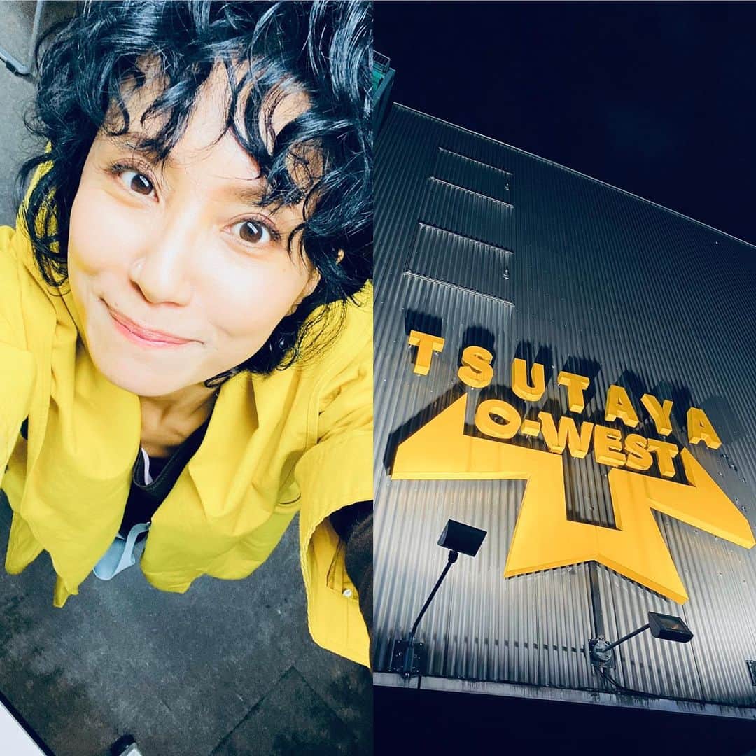 のインスタグラム：「11月28日TSUTAYA Ｏ-WEST 冬灯歌ツアー初日無事終えました。 感謝❣️ 看板とコートの色がミラクルシンクロ。 世界とお揃いしてる時は...超ラッキーなんだよ。←自論」