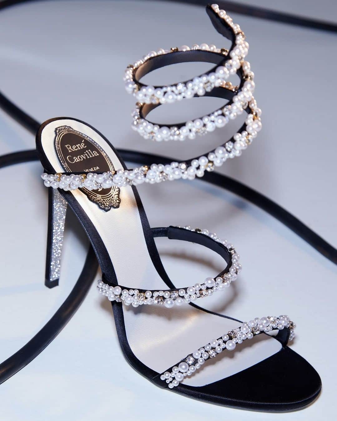 レネカオヴィラさんのインスタグラム写真 - (レネカオヴィラInstagram)「The contrast glam of a skillful embroidery of white pearls on black satin defines the exquisite #CaovillaCleo Isabel sandal.  #RenéCaovilla #CaovillaDream #CaovillaFW20」11月29日 2時00分 - renecaovilla