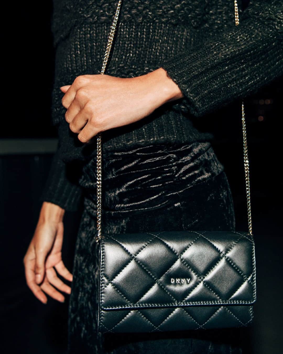 のインスタグラム：「Command a crowd with a sleek and polished look. Explore #DKNY handbags on DKNY.com. #DKNYSTATEOFMIND」