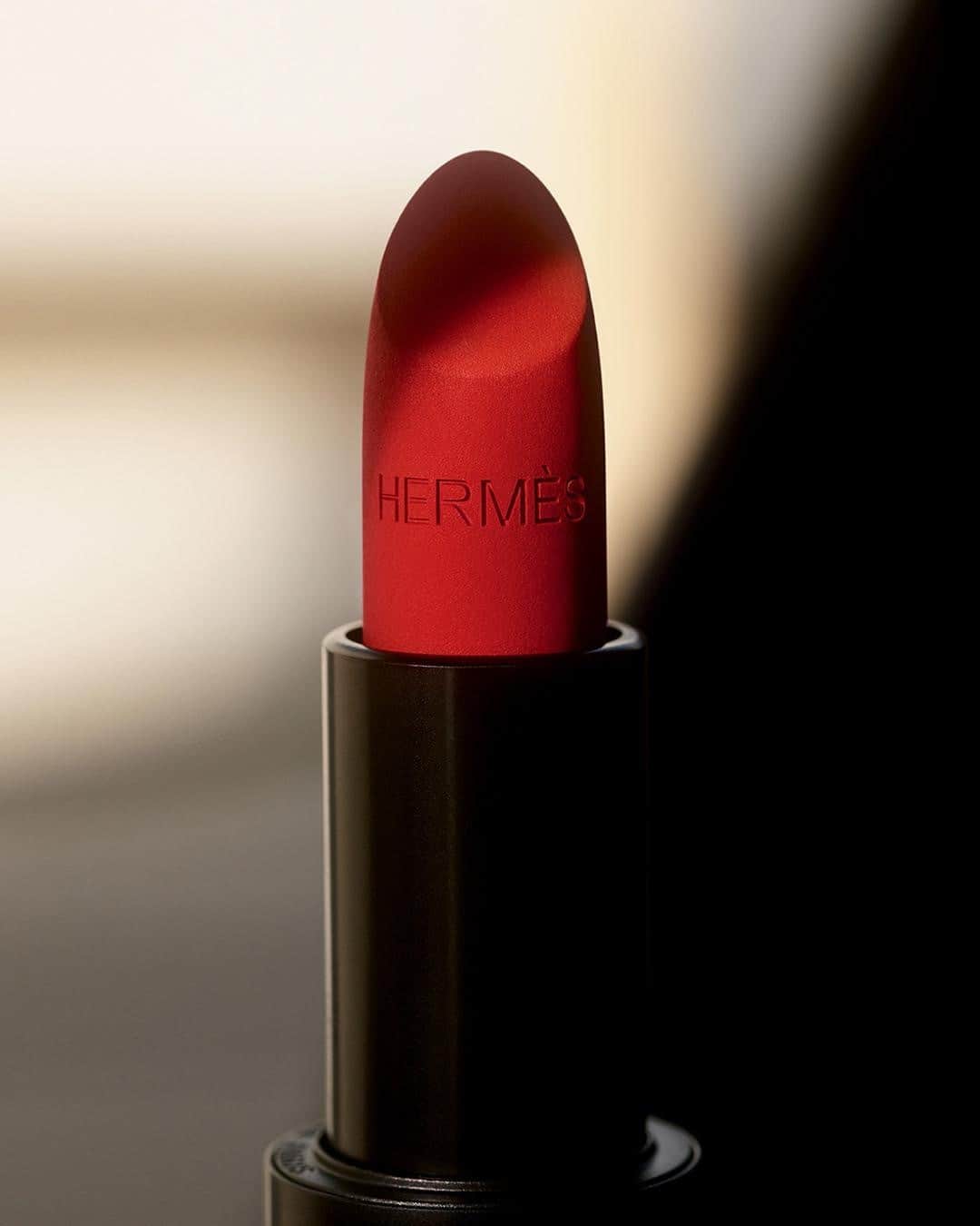 エルメスさんのインスタグラム写真 - (エルメスInstagram)「In the beauty spotlight.  #AllEyesOnYou #RougeCasaqueMatt #Lipstick  #Hermes  #HermesBeauty」11月29日 2時00分 - hermes