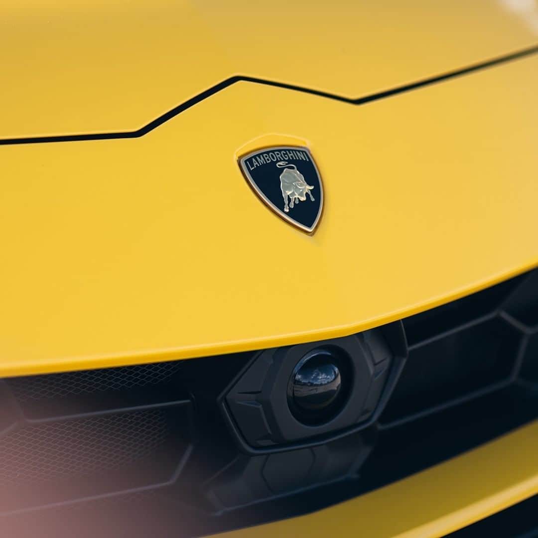 ランボルギーニのインスタグラム：「Perfection is something you can recognize from the smallest details.  So, can you guess which Lamborghini this is?  #Lamborghini #GuessFromDetails」