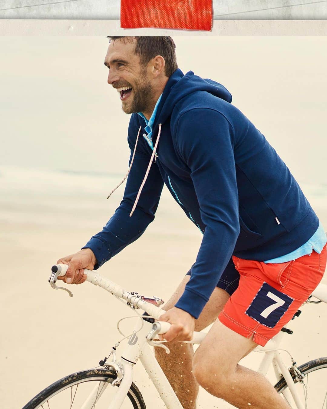 のインスタグラム：「We're riding into the Weekend(er) 🚴‍♂️Tap to shop our OB #Weekender capsule now (bicycle not included).  Explore more retro sportswear styles via the link in bio.  #DoseOfSun #OrlebarBrown #OBsAroundTheWorld」