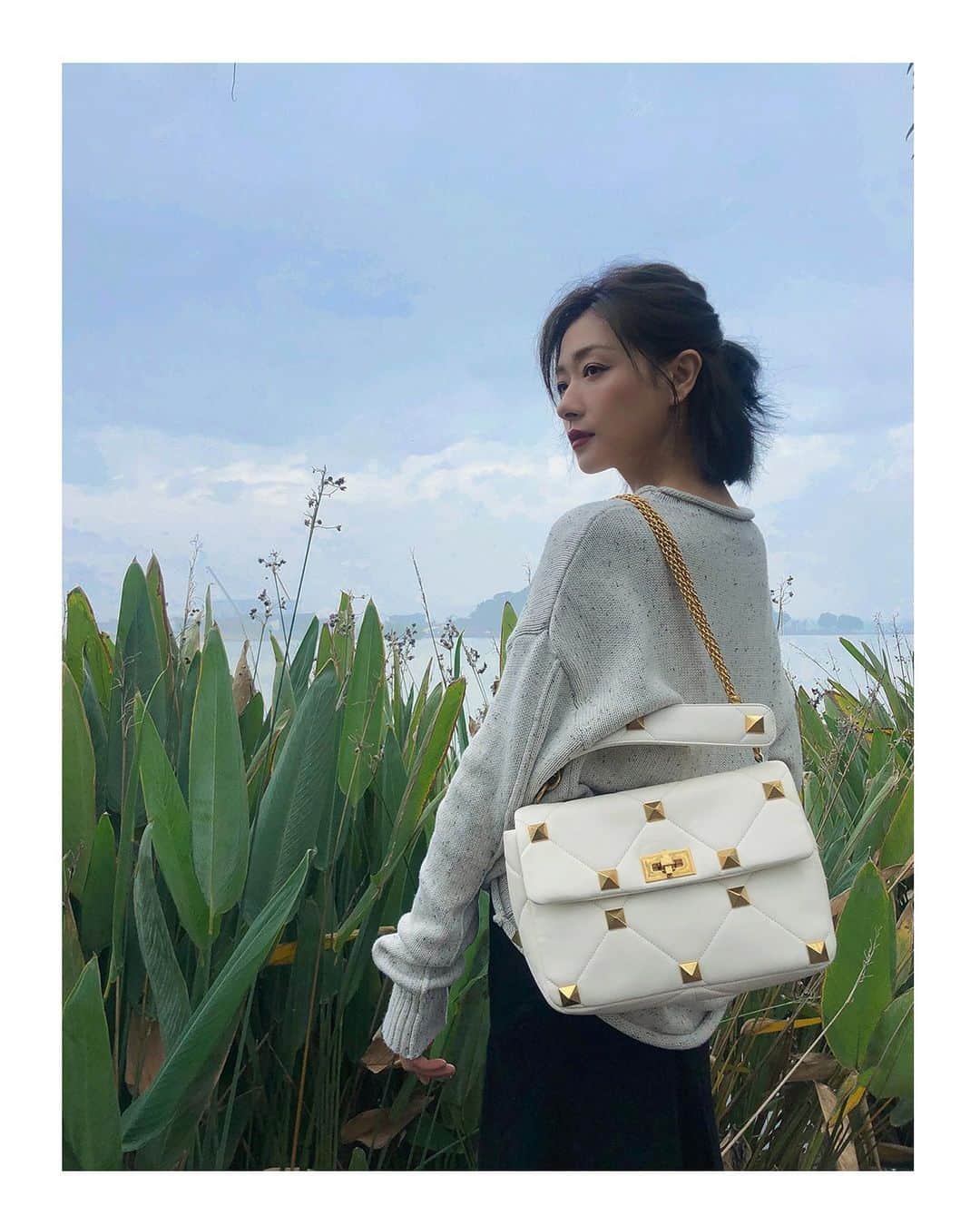 Valentinoさんのインスタグラム写真 - (ValentinoInstagram)「Carefully crafted, quilted and studded. The new Valentino Garavani #RomanStud bag in ivory is seen on #WanQian.」11月29日 2時03分 - maisonvalentino