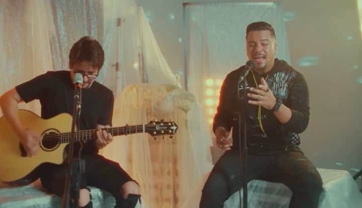 Sorriso Marotoのインスタグラム：「O @bruninhoedavi lançou PRETO E BRANCO, nossa parceria no projeto BED Collab!   Uma música que fala do amor de um jeito muito especial. O único que tem o poder de trazer paz pro coração, cor e calor pra vida. 🖤   Todo sucesso do mundo, @bruninho @davi_avila. Obrigado pelo convite. 👊🏾」