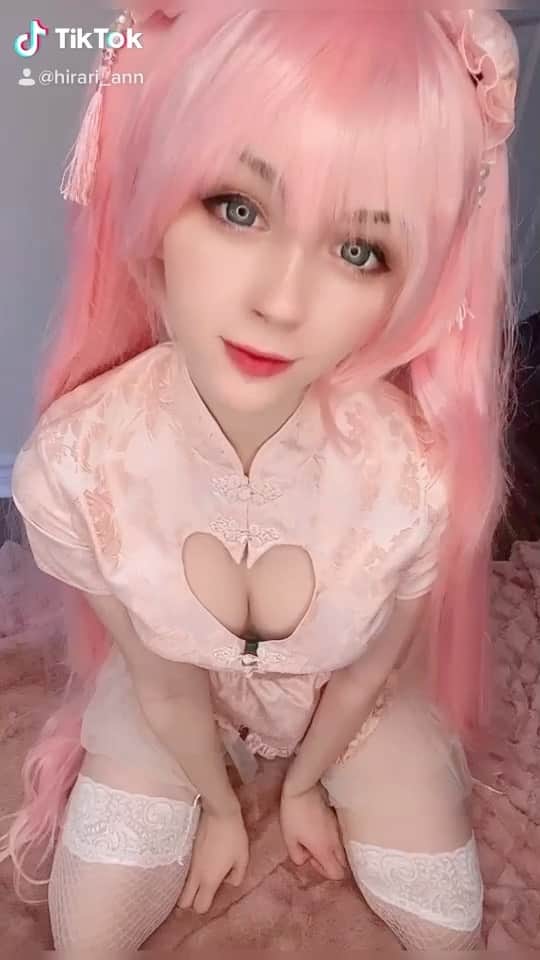 Hirari Ann（ヒラリー アン）のインスタグラム：「I did the meme 🙃💕 this song is oddly addictive 🤔💕 made a new tiktok account 💕 btw hirari_ann」