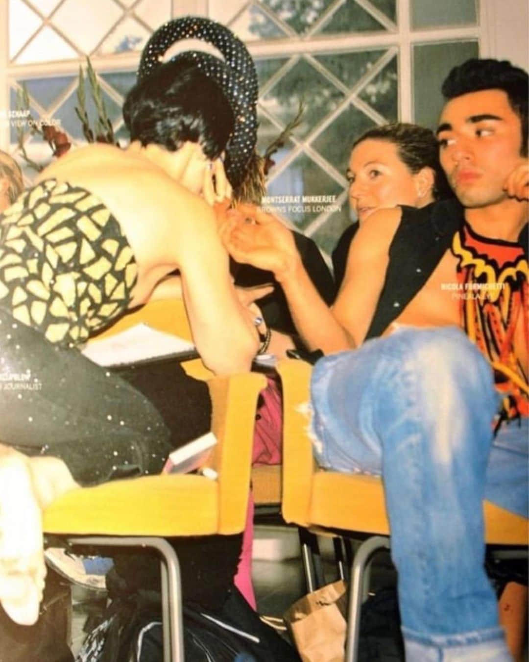 ニコラ・フォルミケッティのインスタグラム：「This is me at 21 sitting next to my fashion icon, Isabella Blow, attending a fashion show in Amsterdam. She would always fix her headpiece right before the show starts, almost as if she was preparing for battle. She is the reason I have a thing for headpieces and masks. Of course we were late to the show because we stopped at a coffee shop 🚬... things never change.  #isabellablow #thepinealeye」