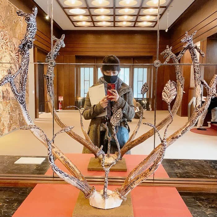 相沢あいのインスタグラム：「#目黒 の #庭園美術館 で開催中の「 #生命の庭 」展。 #アールデコ の #旧朝香宮邸 に #現代アート が飾られてるのはなかなか味わい深かった。 _ #美術館 #美術館好き #美術館巡り #art #artmuseum #東京都庭園美術館 #美術鑑賞 #現代美術 #comtemporaryart #artgallery #artofinstagram #建築 #建築デザイン #建造物萌え #建造物好き」