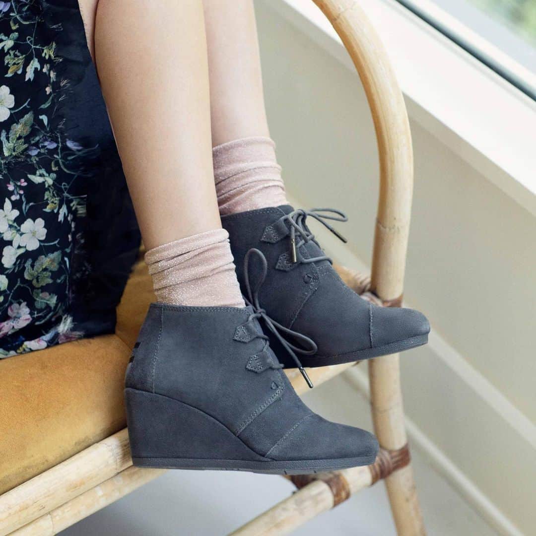 トムズシューズのインスタグラム：「With great style comes great impact.  📸 The Kala Bootie in suede.」