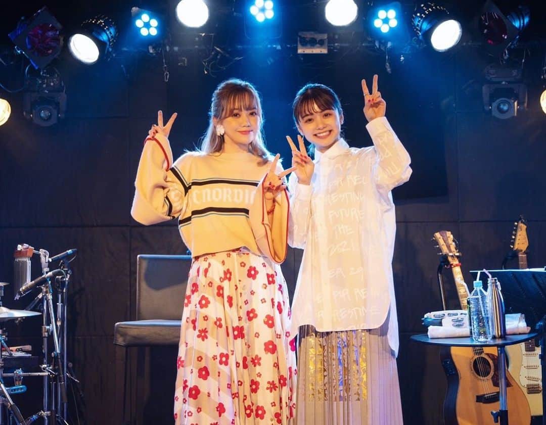 足立佳奈のインスタグラム：「夢のような夜でした。🌠 MACOさんとの同じステージに立たせてもらって、一緒にデュエットさせてもらったり、カバーさせてもらったり、、。 とても緊張してましたが、 私にとって今日はもの凄く貴重な時間で、幸せでした。😌  MACOさんの美しい歌声と、 可愛らしいトークに、 終始心を奪われで、癒されて、 特に新曲の「アマオト」を聴くことができて、すごく嬉しかったです！！！  ぐっすり眠れそうですっ。  おやすみなさい！！！  #MACO さん #LIVE #今日の足立」