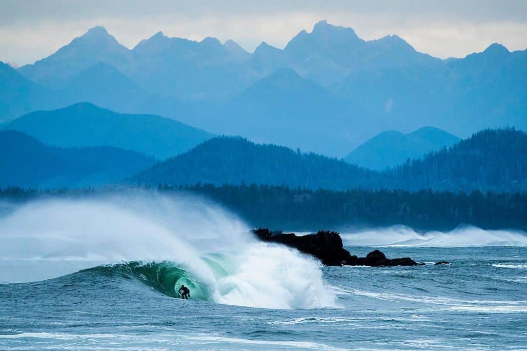 surflineさんのインスタグラム写真 - (surflineInstagram)「As the air cools down, swell season heats up in the Pacific Northwest. From Vancouver Island down to Washington and Oregon, the whole region comes alive in the fall – just don’t forget to pack extra neoprene and a toasty mug of coffee. Someone who welcomes this changing of the seasons every year is Tofino-based photog Marcus Paladino (@marcuspaladino). And this year’s been no different, as seen from the shots above.   Hit the link in bio to see more from ‘Canadian Harvest’, a slideshow of Paladino’s best so far this season.」11月29日 2時24分 - surfline