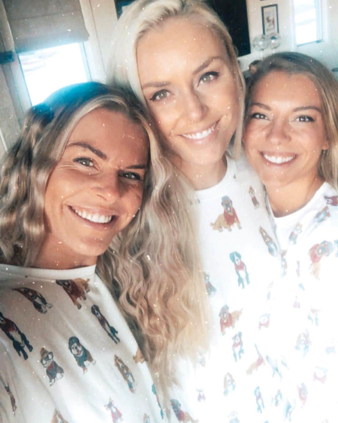 リンゼイ・ボンのインスタグラム：「Three is better than one #sisters #thanksgiving」