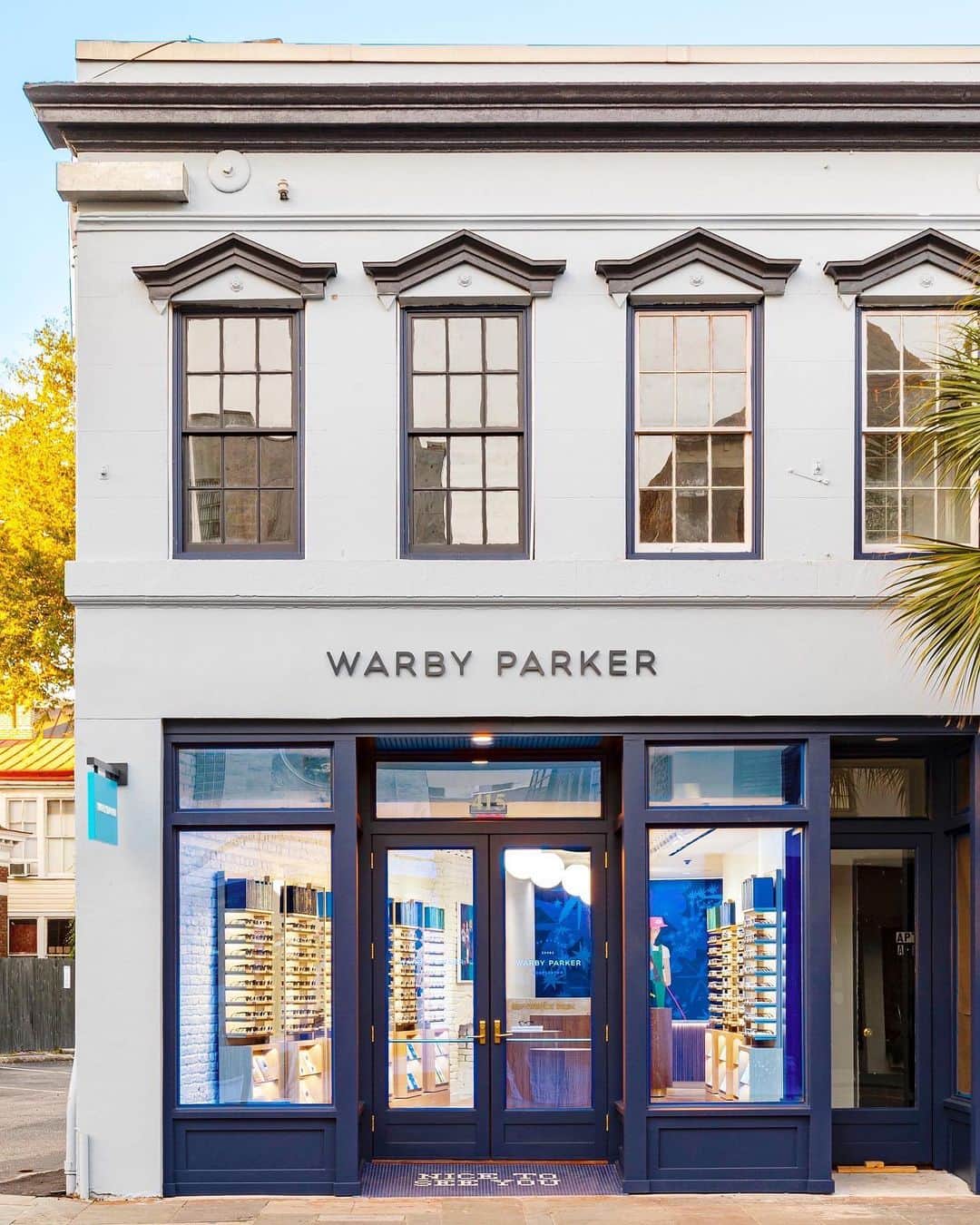 Warby Parkerのインスタグラム：「Hello, South Carolina! 👋 We’ve landed on Charleston’s historic thoroughfare, King Street 🎉 We’ve got your eyes covered with glasses 👓 sunglasses 🕶 eye exams 👁 as well as custom art by @hamptonboyer 🤩 To celebrate, we’ve partnered with local creative agency @fuzzco to make limited-edition hats (inspired by historic Charleston architecture), to be gifted with purchase while supplies last 🧢🤓 Check out our story for more!」