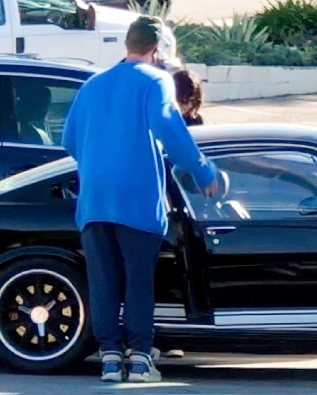 Just Jaredさんのインスタグラム写真 - (Just JaredInstagram)「Longtime couple Dakota Johnson and Chris Martin were spotted on a post-Thanksgiving coffee run in Malibu. More photos now on our site! #DakotaJohnson #ChrisMartin Photos: Backgrid」11月29日 2時36分 - justjared