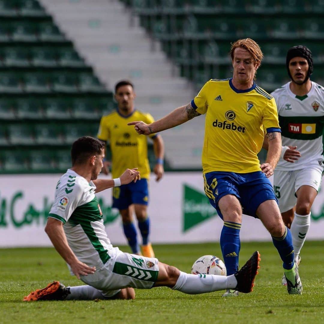 アレハンドロ・フェルナンデス・イグレシアスのインスタグラム：「Otro buen punto en esta difícil liga. Seguimos creciendo como siempre, juntos! 💛💙  #mehandichoqueelamarillo #AF8」