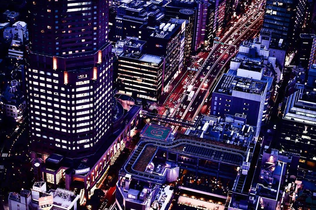 ケイン・デニスのインスタグラム：「#渋谷スカイ  もう枠作るのやめ✨ ２回目の渋谷スカイ 前回はお昼だったけど 今回は暗くなりかけてからの 暗くなるまで  ハッシュタグ #自分で撮った写真を好きなだけ #宙に浮いてるみたいって言われたけど #実際はガラスに張り付いて撮って必死  #夜景　#夜景撮影　#渋谷　#綺麗 #写真　#趣味　#japan」