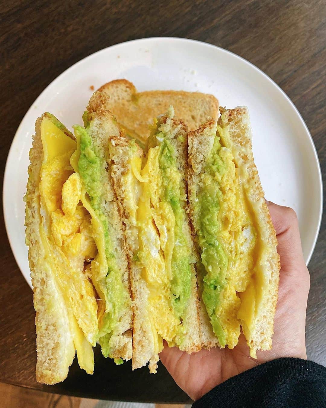 Sascha Barbozaのインスタグラム：「Sandwich de huevo y aguacate! Según Andy esta es mi arma secreta ja ja le encanta! Pueden hacerlo con todos los hierros o como yo que lo hago más “fit”. Igual de bueno, el sabor no se compromete! Uso pan de avena o pan integral, la mayonesa Light si la van a usar procura que sea hellmanns, es la que sabe más parecido a la normal, pero en lugar de 90 calorías por cucharada tiene 30.  O usen la que quieran🤷🏼‍♀️.. machaco un aguacate, condimento. Hago el huevo revuelto ; para dos panes que es lo que se come Andy, yo me comería uno solo, uso tres huevos, condimento. No dejo que se sequen. Uso un queso vegano que es increíble (chao creo que se llama) pero a veces uso queso Cheddar  normal. Hago una mezcla de mayonesa con un poquito de mostaza y esa es la salsa que le pongo dentro del pan. A las tapas de pan por afuera le pongo un poquito también de mayonesa en lugar de mantequilla o aceite, es un truco que agarré viendo programas de cocina y se nota la diferencia🤤. Entonces armo el pan de la siguiente forma. En una tapa pongo la salsa y sobre la salsa el queso y sobre el queso los huevos, en la otra tapa pongo el aguacate, cierro Sandwich y lo pongo en la plancha de lado y lado hasta que derrita el queso, no pongas la plancha muy caliente porque se te va a quemar el pan y el queso no se derrite, a fuego medio bajo.  . Evidentemente si no te gusta la mayonesa esto no es para ti pero puedes hacer sustituciones, puedes usar crema de garbanzo, otra salsa que te guste, no tiene que ser exactamente igual, les comparto la receta porque luego de subir a las historias muchas personas me preguntaron. Y sí, a mi me gusta la mayonesa, evidentemente no la como todos los días y no compro la que tiene más calorías, busco la versión más ligera, no estoy diciendo que es un producto sano ni nada por el estilo, pero saben que me gusta el balance, no me gustan los extremos, lo que más tiene un impacto es lo que haces la mayoría de las veces😉」