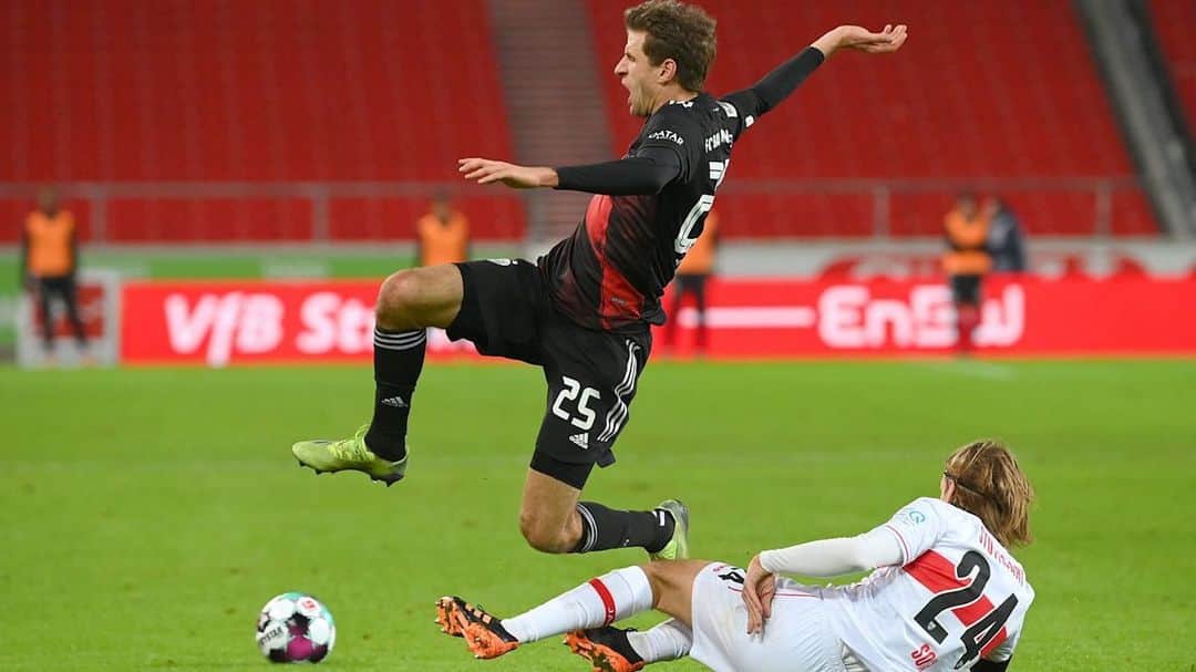 トーマス・ミュラーのインスタグラム：「Flying high to the top of the league. Nobody said to win a @bundesliga game is easy 🔥🤩 #nurdiehartenkommenindengarten #unddavonauchnur5% #comeonefcb #missthepeopleoutthere #sleepwell #eatgood #seeyoutuesday」