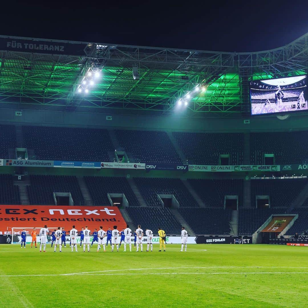 シャルケ04さんのインスタグラム写真 - (シャルケ04Instagram)「Ruhe in Frieden, Diego 🙏🏽 . . #Maradona #RIPMaradonan #RIP #BMGS04 #Schalke #S04 #Matchday #Football #Soccer #Bundesliga #Knappen #WirLebenDich #🔵⚪️」11月29日 2時39分 - s04