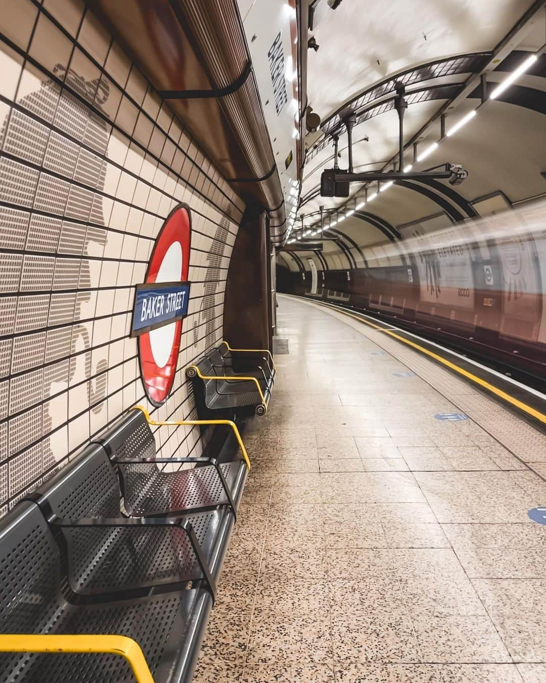 @LONDON | TAG #THISISLONDONさんのインスタグラム写真 - (@LONDON | TAG #THISISLONDONInstagram)「@MrLondon with #SherlockHolmes & a #BakerStreet whoosh! 🚇 Not bad for a hand held shot! 📸🔥👌🏼😜🤪 (if I do say so myself... and I do...! 😆🙈)  ___________________________________________  #thisislondon #lovelondon #london #londra #londonlife #londres #uk #visitlondon #british #🇬🇧 #sherlock #221b #221bbakerstreet #tfl #londonunderground #bakerlooline」11月29日 2時53分 - london