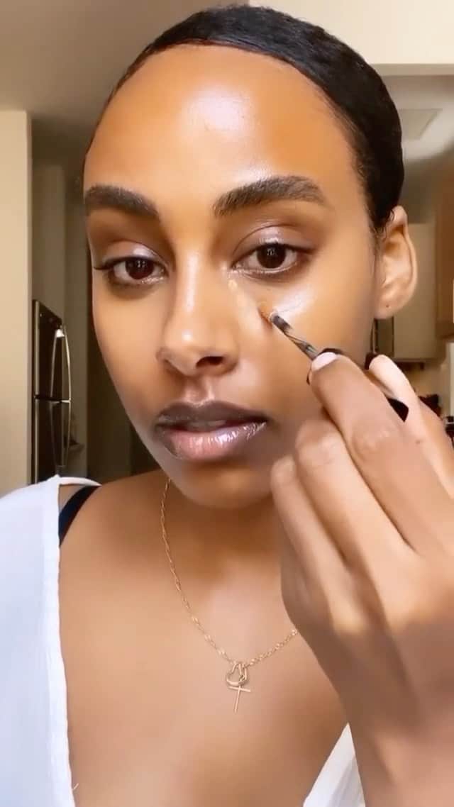 のインスタグラム：「Brighten up in just three steps. Watch to see how @delinamedhin serves up skin goals with her three bright-eyed essentials.   DELINA’S UNDEREYE ESSENTIALS: • Vitamin Enriched Eye Base: Primes, smooths, and grips your concealer • Corrector in Deep Peach: Instantly neutralizes discoloration  • Full Coverage Concealer in Golden visibly brightens and wakes up tired undereyes   #bobbibrown #vitaminenriched #makeup #beauty #skincare」