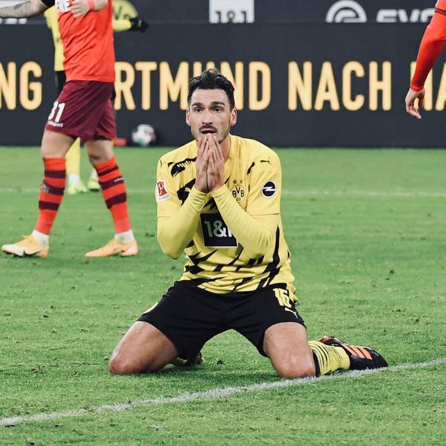 マッツ・フメルスのインスタグラム：「That picture tells it all. Tough game, didn’t use our chances, bad result.」