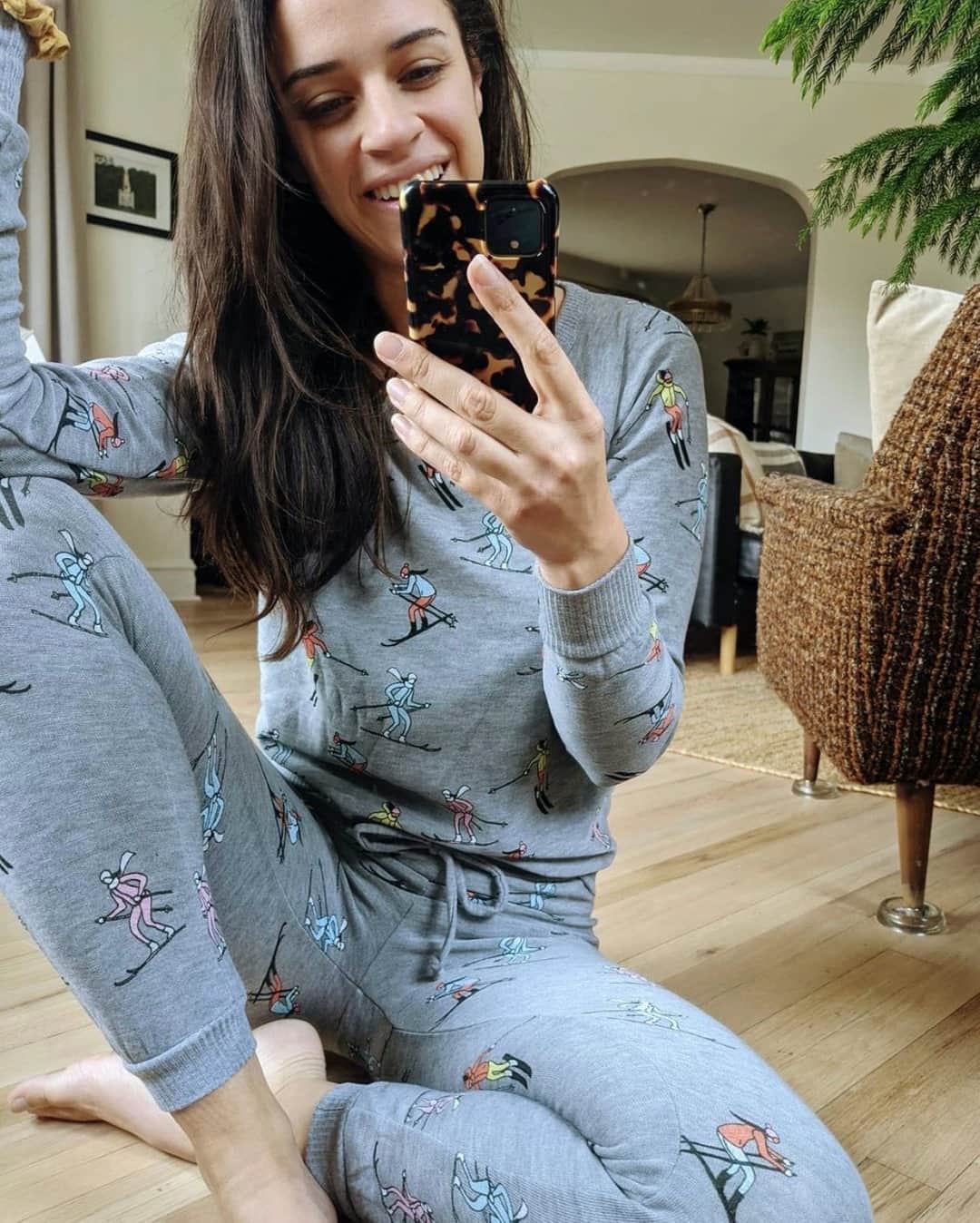チェイサーのインスタグラム：「holiday jammies are the perfect outfit to shop all of the Cyber Sales from home! ❤️👏🏽 shop our site for 30-50% off! @mulberryandme //// #chaserbrand #holidayjammies #holidaypjs #holidayoutfit #balckfridaysale #blackfriday #matchingset #pjset #matchingoutfit #: CHA5838」