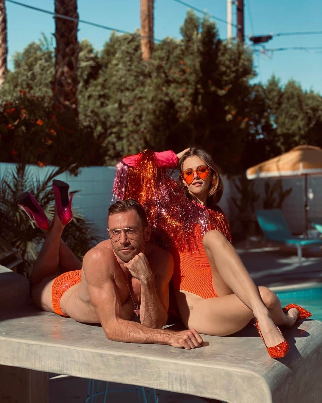 オーブリー・ピープルズのインスタグラム：「i always wanted an older brother 💙i love wearing heels with you @kitwilliamson 💙 you are the most brilliant creative and I adore you dearly 💙 love you bro!」
