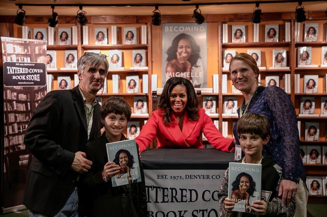 ミシェル・オバマさんのインスタグラム写真 - (ミシェル・オバマInstagram)「One thing I’ll always remember from my #IAmBecoming tour is seeing the crucial role that independent bookstores play in so many communities. On this Small Business Saturday, show your support by ordering a book from an independent bookstore online. I'd love to hear what you're planning to read below!」11月29日 3時02分 - michelleobama