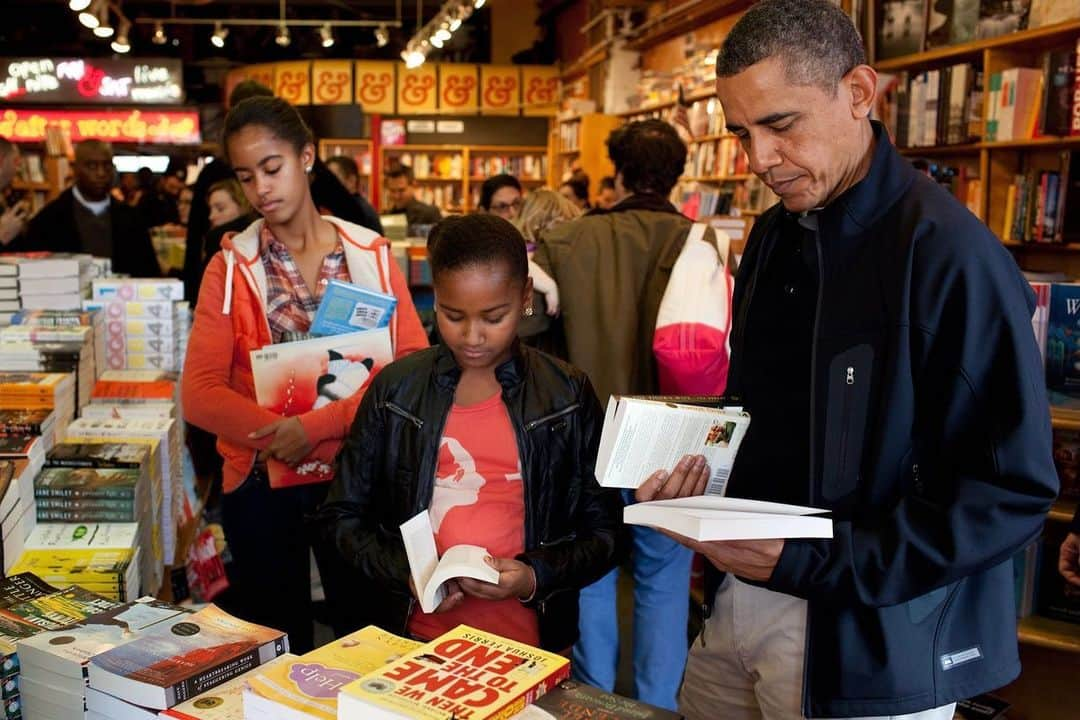 ミシェル・オバマさんのインスタグラム写真 - (ミシェル・オバマInstagram)「One thing I’ll always remember from my #IAmBecoming tour is seeing the crucial role that independent bookstores play in so many communities. On this Small Business Saturday, show your support by ordering a book from an independent bookstore online. I'd love to hear what you're planning to read below!」11月29日 3時02分 - michelleobama