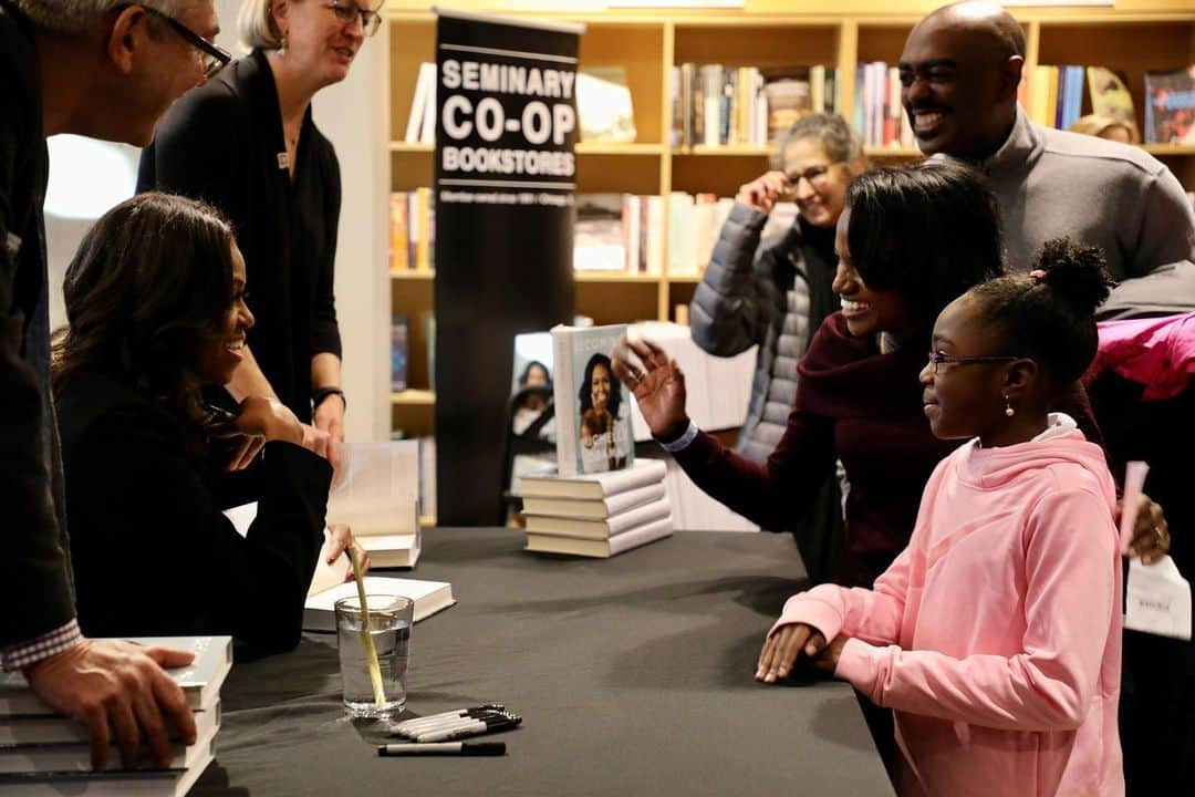 ミシェル・オバマさんのインスタグラム写真 - (ミシェル・オバマInstagram)「One thing I’ll always remember from my #IAmBecoming tour is seeing the crucial role that independent bookstores play in so many communities. On this Small Business Saturday, show your support by ordering a book from an independent bookstore online. I'd love to hear what you're planning to read below!」11月29日 3時02分 - michelleobama