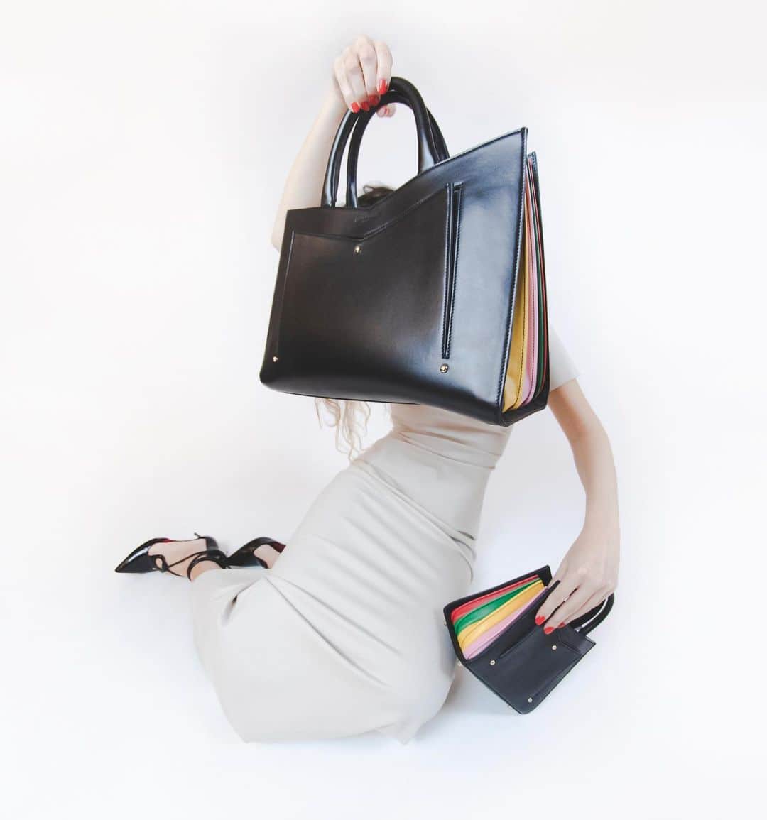 サラバターリアのインスタグラム：「...MILANO COLLECTION ...FALL WINTER 2020  30% off BLACKRAINBOW code at checkout SARABATTAGLIA.com  @bat__sara is photographed wearing a total look composed of the T-shirt Dress, the iconic Plissè Tote and Toy Tote Bag and the First Date 90 Pumps, all seasonless pieces from the now-in-store collection.   Thank you @corradosd and @blackie.u  #SaraBattaglia」