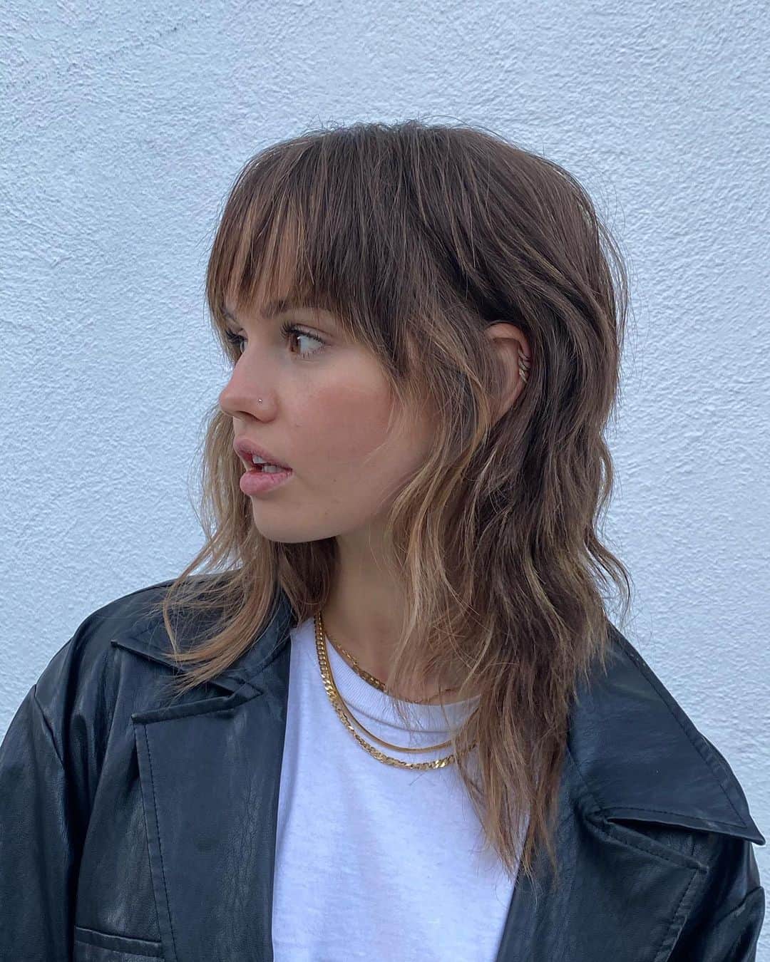 デビー・ライアンのインスタグラム：「Also cut a bunch of hair off my head last month or whenever 🦁🧝‍♀️」