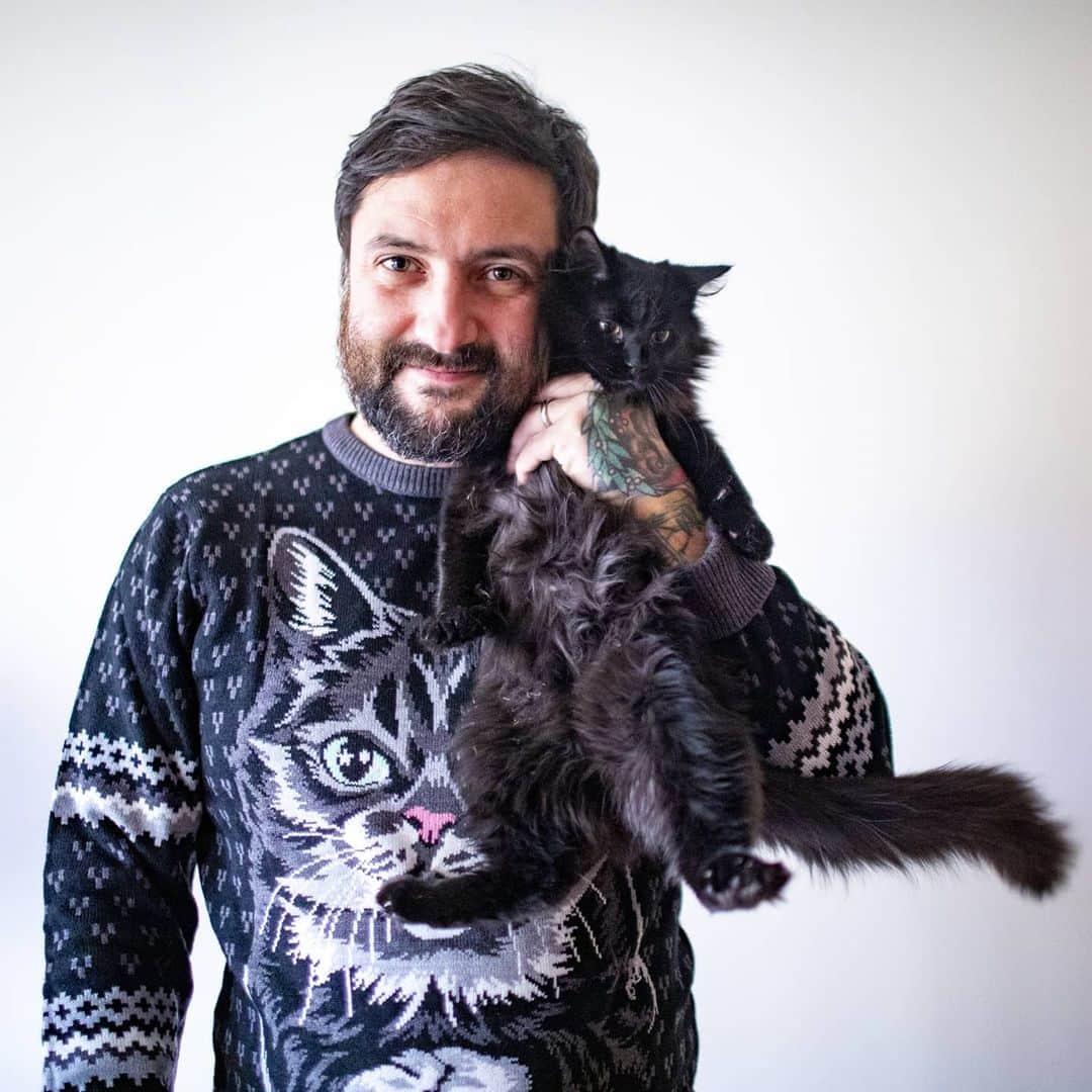 Lil BUBさんのインスタグラム写真 - (Lil BUBInstagram)「This magical Knit BUB Sweater, and everything else in the BUB STORE are 20% off all weekend at the link in our bio (www.lilbub.com/store)  The BUB STORE is our primary fundraising source for Lil BUB’s Big FUND for special needs pets, we appreciate your support!  *Lil Pillow is unimpressed, and not for sale.」11月29日 2時59分 - iamlilbub