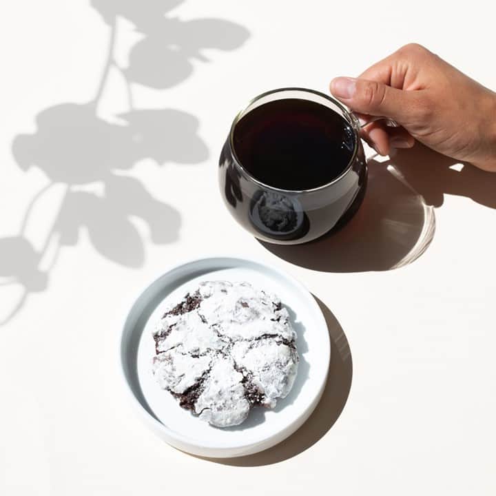 のインスタグラム：「When you need a little uplift this weekend, might we suggest some treats from our winter menu. In New York and California, we’re especially enamored with this cozy duo: a fudgy vegan crinkle cookie that highlights the brown sugar and milk chocolate notes of our Winter Blooms Blend. ⁠ ⁠ It’s also Gratitude Week: Now through Tuesday, December 1, enjoy free shipping on all online orders. ⁠」