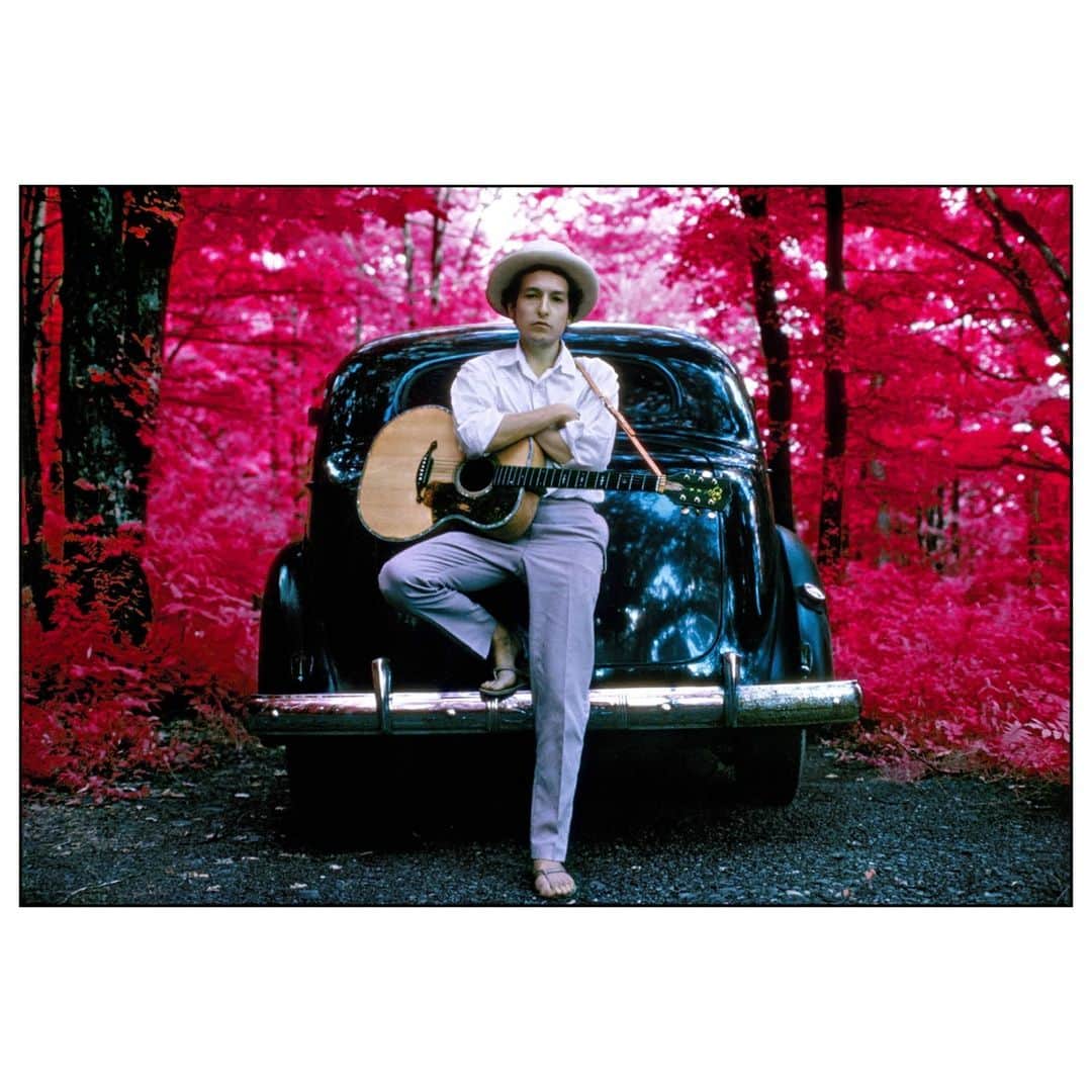 Magnum Photosさんのインスタグラム写真 - (Magnum PhotosInstagram)「In 1968, Elliott Landy (@elliott_landy_photography) was assigned by the Saturday Evening Post to shoot a cover image of @bobdylan.⁠ .⁠ The meeting spawned a friendship, yielded an album cover, and left a series of intimate photos of the musician with his young family. ⁠ .⁠ Here, Dylan is captured on infrared film outside his home in Byrdcliffe, New York.⁠ .⁠ This, and more 8×10″ prints, are available on the Magnum Shop now in our Holiday Gift Guide.⁠ .⁠ Visit the link in bio to explore the selection and find the perfect gift.⁠ .⁠ PHOTO: Woodstock, NY. USA. 1968. ⁠ .⁠ © @elliott_landy_photography/#MagnumPhotos」11月29日 3時01分 - magnumphotos