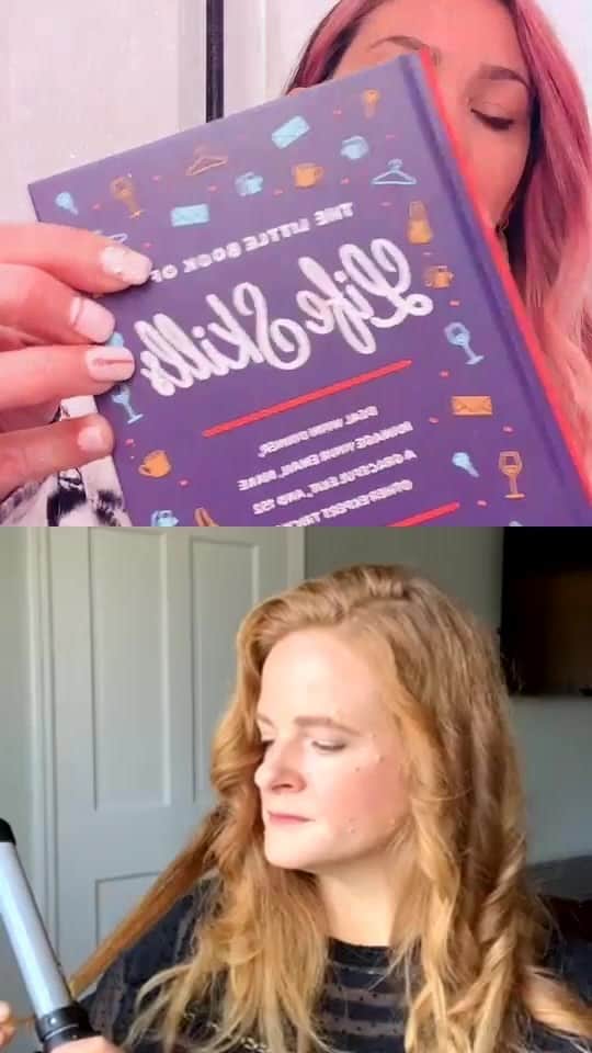 オードリナ・パトリッジのインスタグラム：「Former Beauty Editor @erinzruddy and author of The Little Book of Life Skills beachwaves her hair with me! 💓 Erin interviewed me for the section on how to do a perfect blow out at home and I loved every minute of it! Today is #smallbusinesssaturday and we are launching the small business gift set on Beachwaver.com, which includes Erin’s book!」