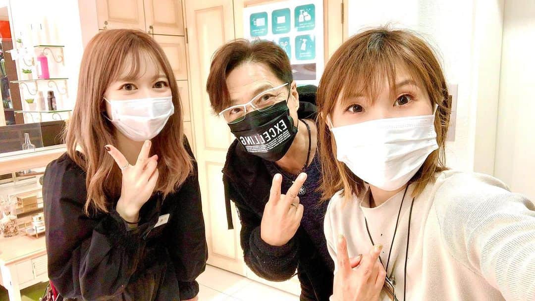黒田アーサーのインスタグラム：「約2ヶ月ぶりにカット&カラー&炭酸ヘッドスパして来ました😊✌️サッパリ&スッキリです💕千鶴ちゃん、果穂ちゃん、いつもありがとう❣️😊🙏 #フォルテ表参道店  #カットが上手  #カラーリングも絶妙  #炭酸ヘッドスパでスッキリ  #千鶴ちゃん #果穂ちゃん #いつもありがとう」