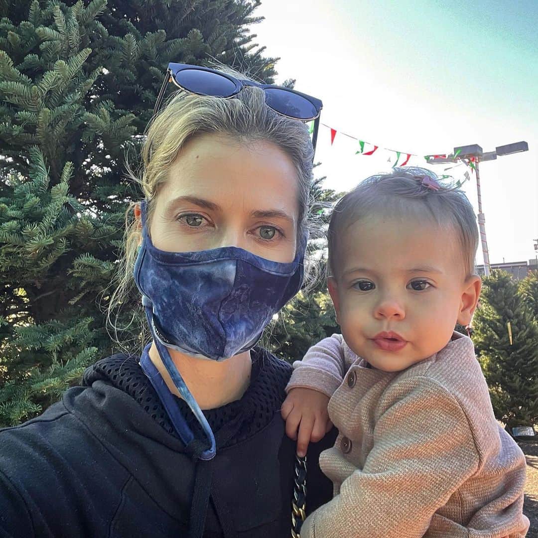 アンナ・ローソンのインスタグラム：「We are smiling on the inside.. 🌲🎄🌲🎄🌲🎄#tistheseason」