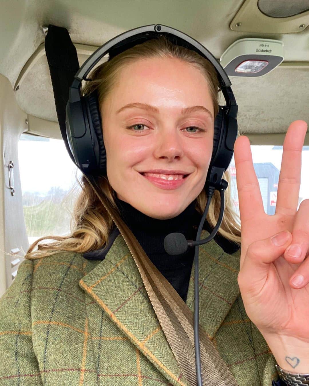 フリーダ・グスタフソンのインスタグラム：「five months with countless covidtests later and thats a wrap for this year!  goodbye ireland you absolute beauty :~) ✈️ 💙」