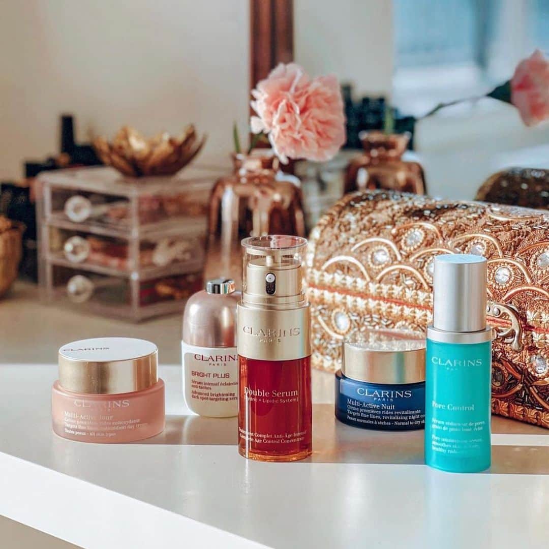 CLARINSさんのインスタグラム写真 - (CLARINSInstagram)「🌲Our #blackfriday deals are still happening on clarins.com! Give the 🎁gift of great skincare and stock up on your Clarins favorites too 🛁🧼🧴  🌲What is in your shopping cart?   Picture Credit: @poonam.manick    #selfcare #clarinsskincare #serum #skincare #clarins」11月29日 3時22分 - clarinsusa